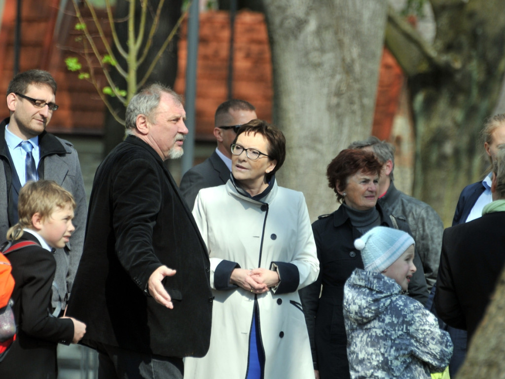 Premier Ewa Kopacz spaceruje po Rynku w Alwerni – 29.04.2015 r.