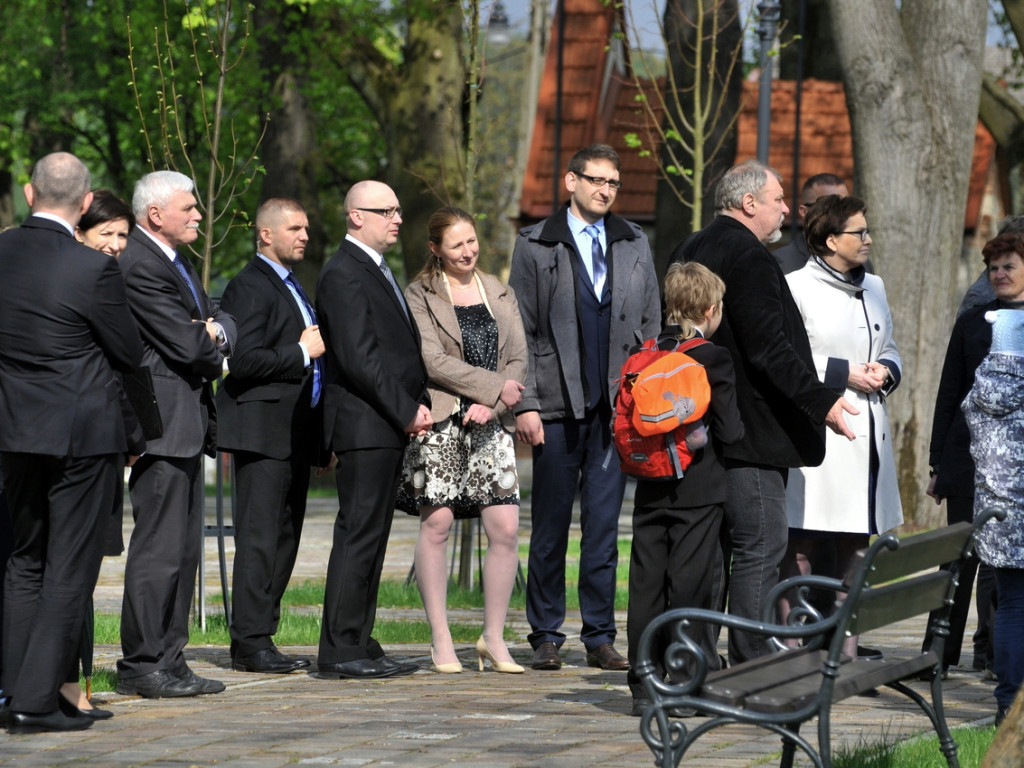 Premier Ewa Kopacz spaceruje po Rynku w Alwerni – 29.04.2015 r.
