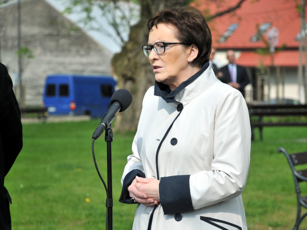 Premier Ewa Kopacz spaceruje po Rynku w Alwerni – 29.04.2015 r.