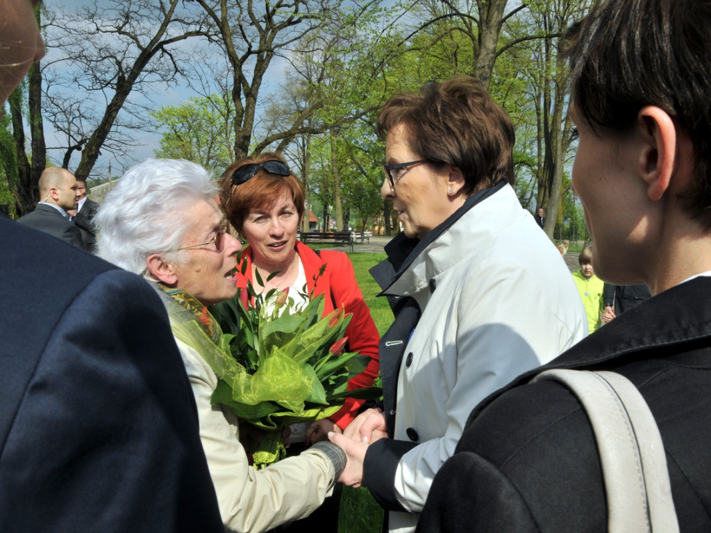 Premier Ewa Kopacz spaceruje po Rynku w Alwerni – 29.04.2015 r.