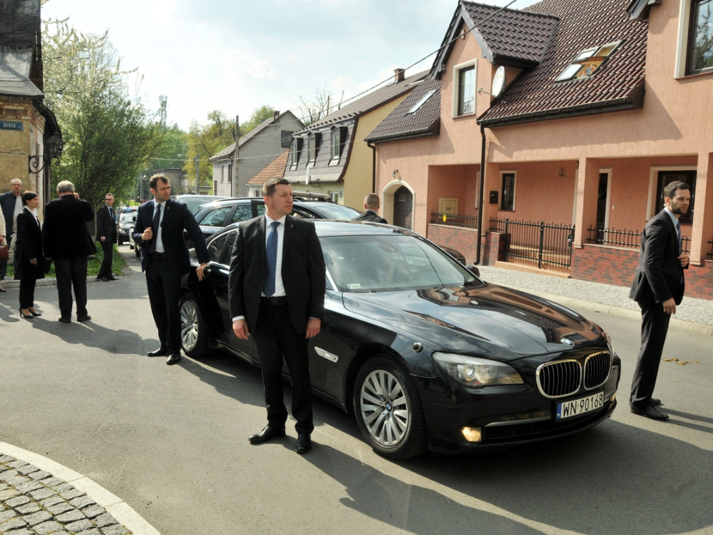 Premier Ewa Kopacz spaceruje po Rynku w Alwerni – 29.04.2015 r.