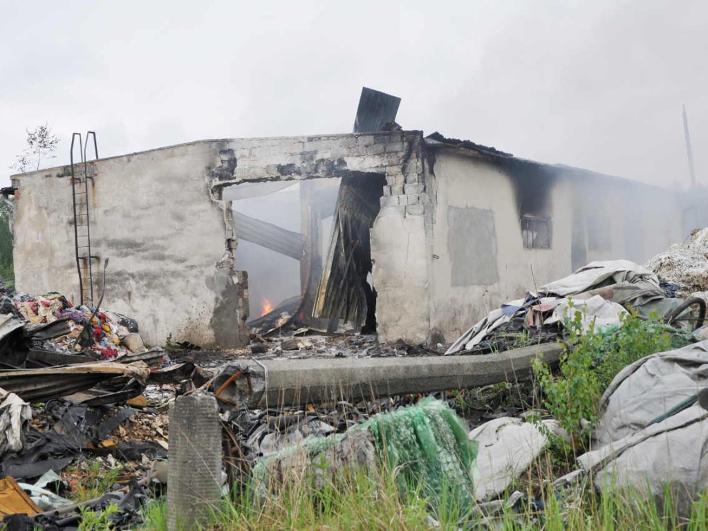 Pożar hali magazynowej na składowisku odpadów gumowych - 24.05.2015