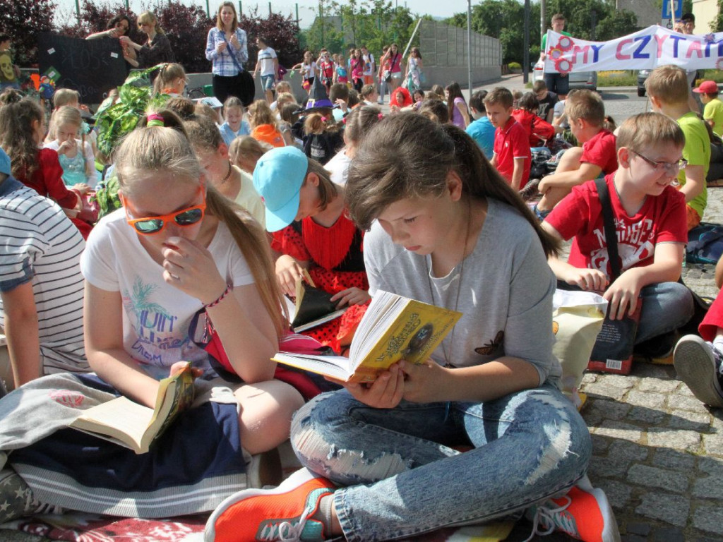 Wspólne czytanie przy MBP w Chrzanowie - 10.06.2016 r.
