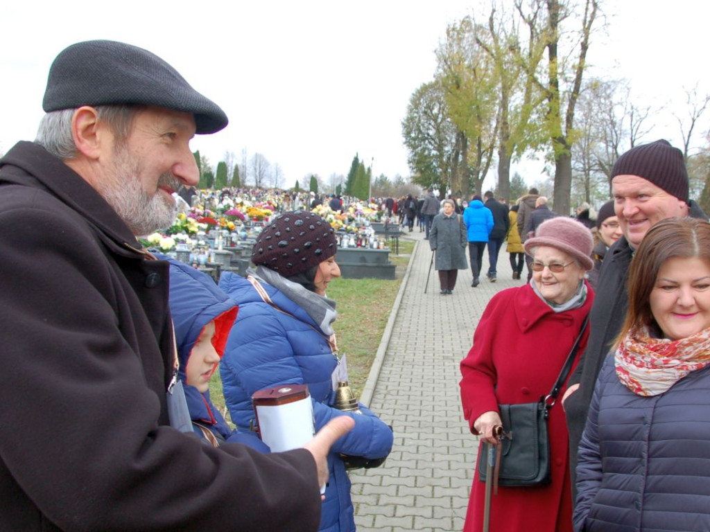 Kwesty na odnowienie starych nagrobków na cmentarzach w Chrzanowie i Libiążu 1.11.2017 r.