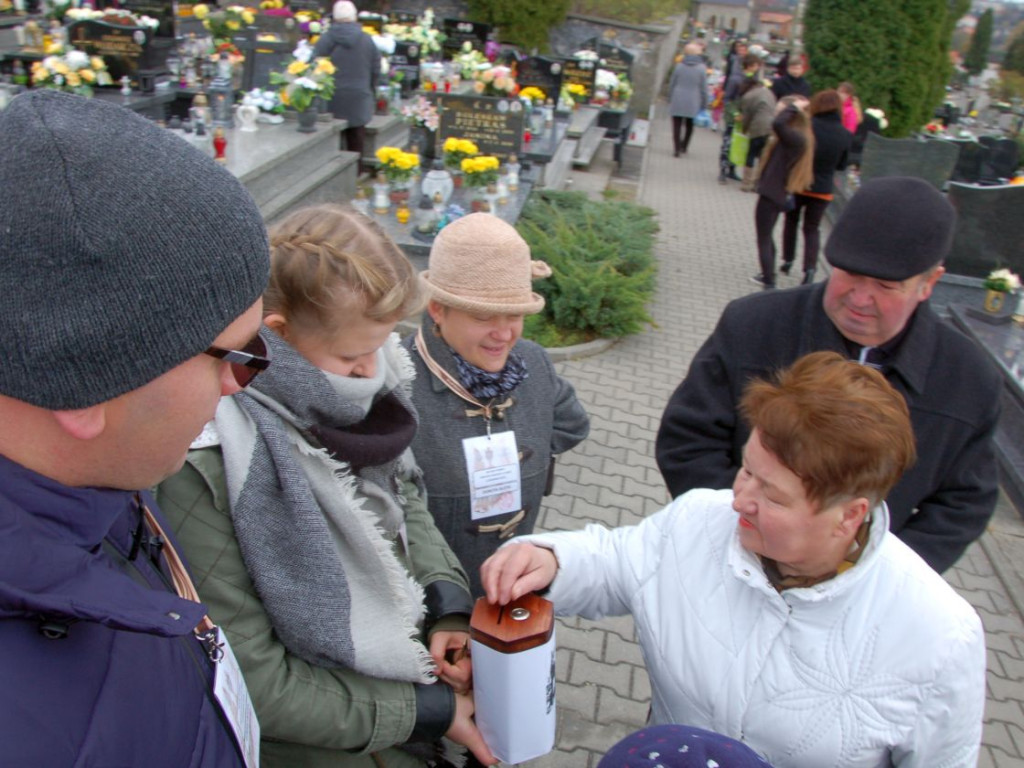 Kwesty na odnowienie starych nagrobków na cmentarzach w Chrzanowie i Libiążu 1.11.2017 r.