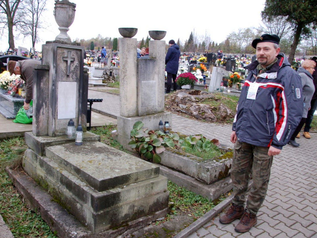 Kwesty na odnowienie starych nagrobków na cmentarzach w Chrzanowie i Libiążu 1.11.2017 r.
