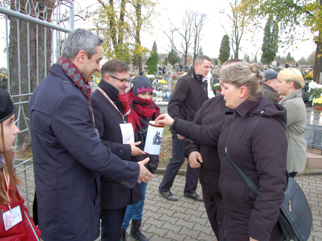 Kwesty na odnowienie starych nagrobków na cmentarzach w Chrzanowie i Libiążu 1.11.2017 r.