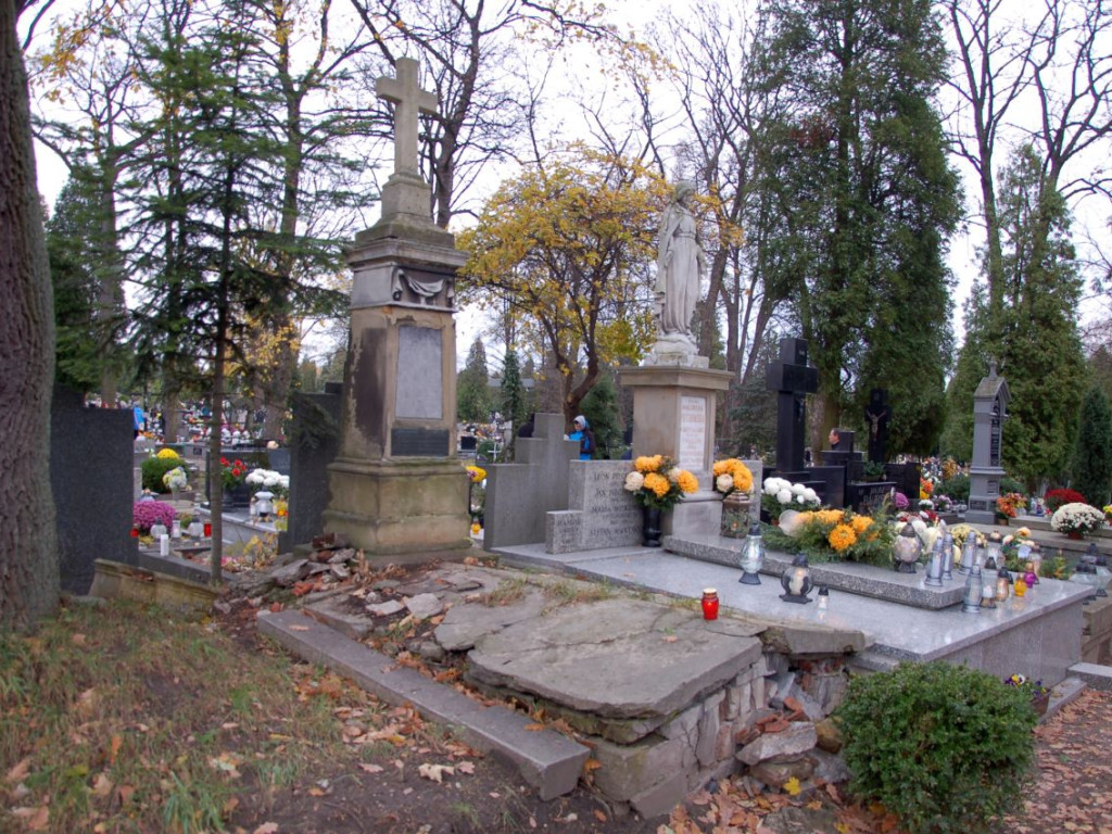 Kwesty na odnowienie starych nagrobków na cmentarzach w Chrzanowie i Libiążu 1.11.2017 r.