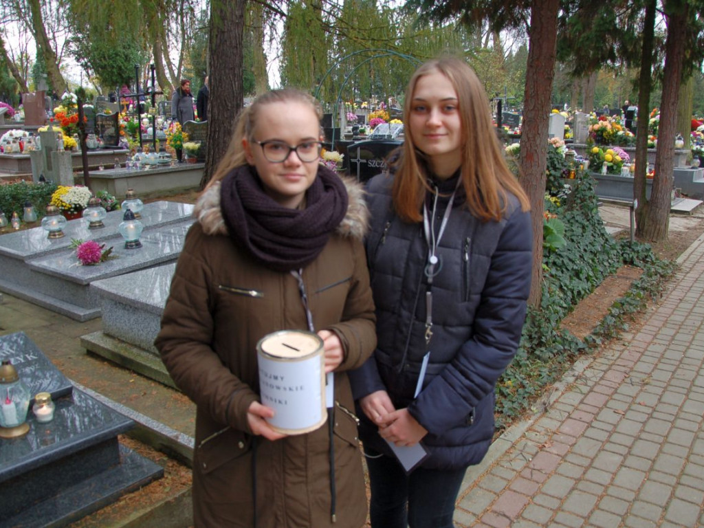 Kwesty na odnowienie starych nagrobków na cmentarzach w Chrzanowie i Libiążu 1.11.2017 r.
