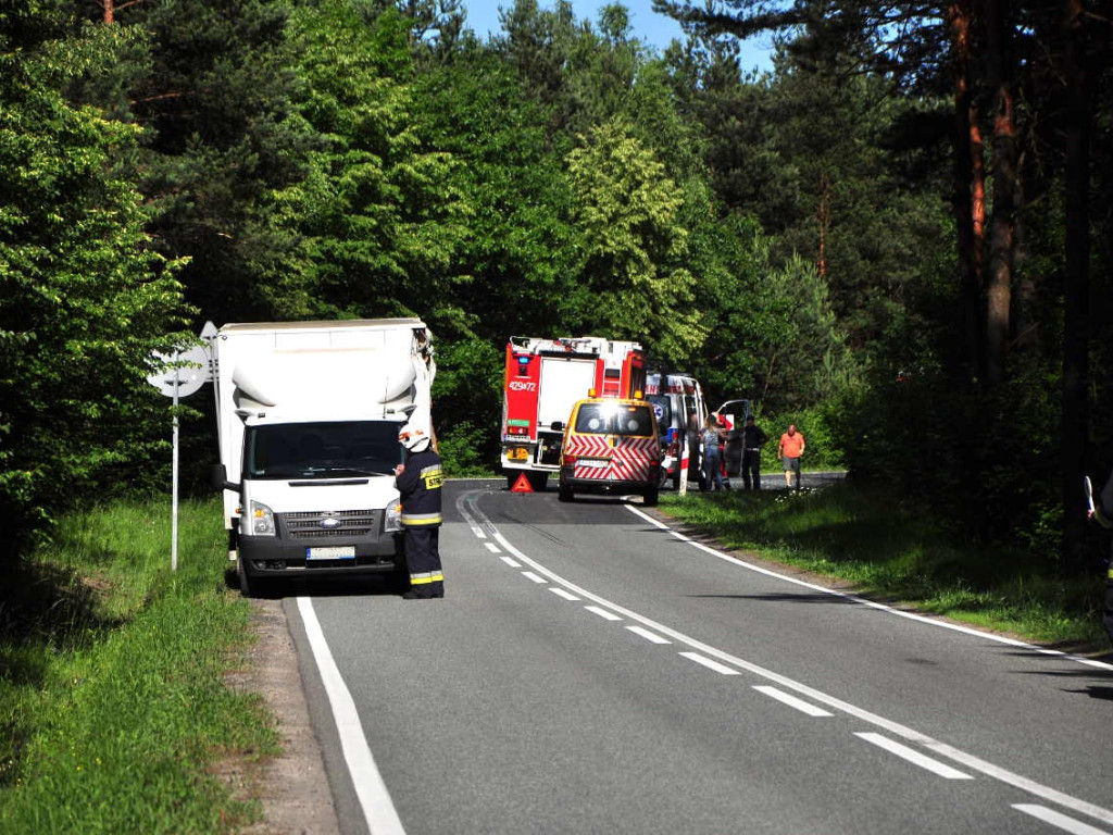 Kolizja autokaru wiozącego dzieci i dostawczego forda