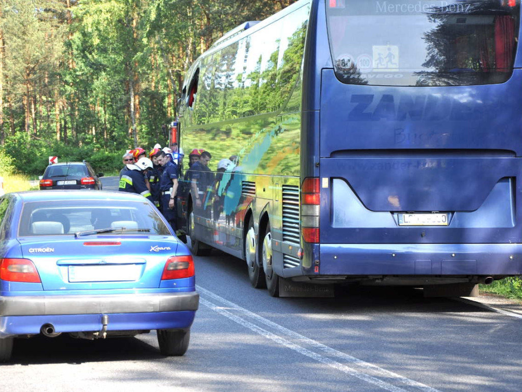 Kolizja autokaru wiozącego dzieci i dostawczego forda