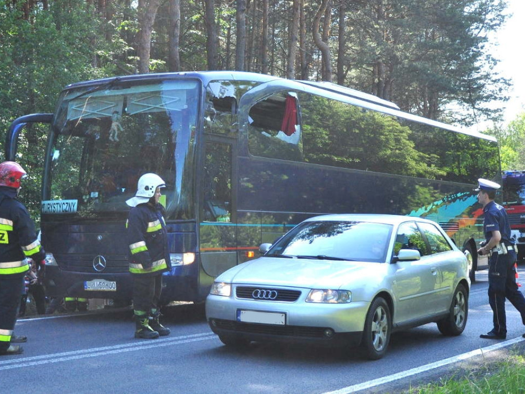 Kolizja autokaru wiozącego dzieci i dostawczego forda