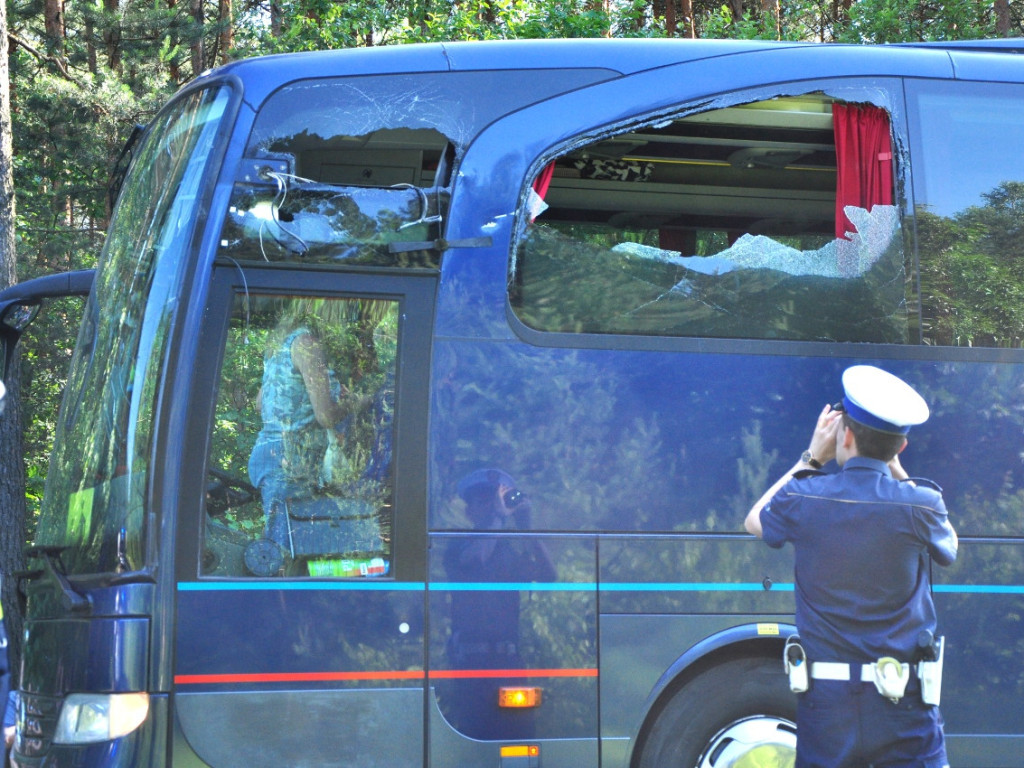 Kolizja autokaru wiozącego dzieci i dostawczego forda