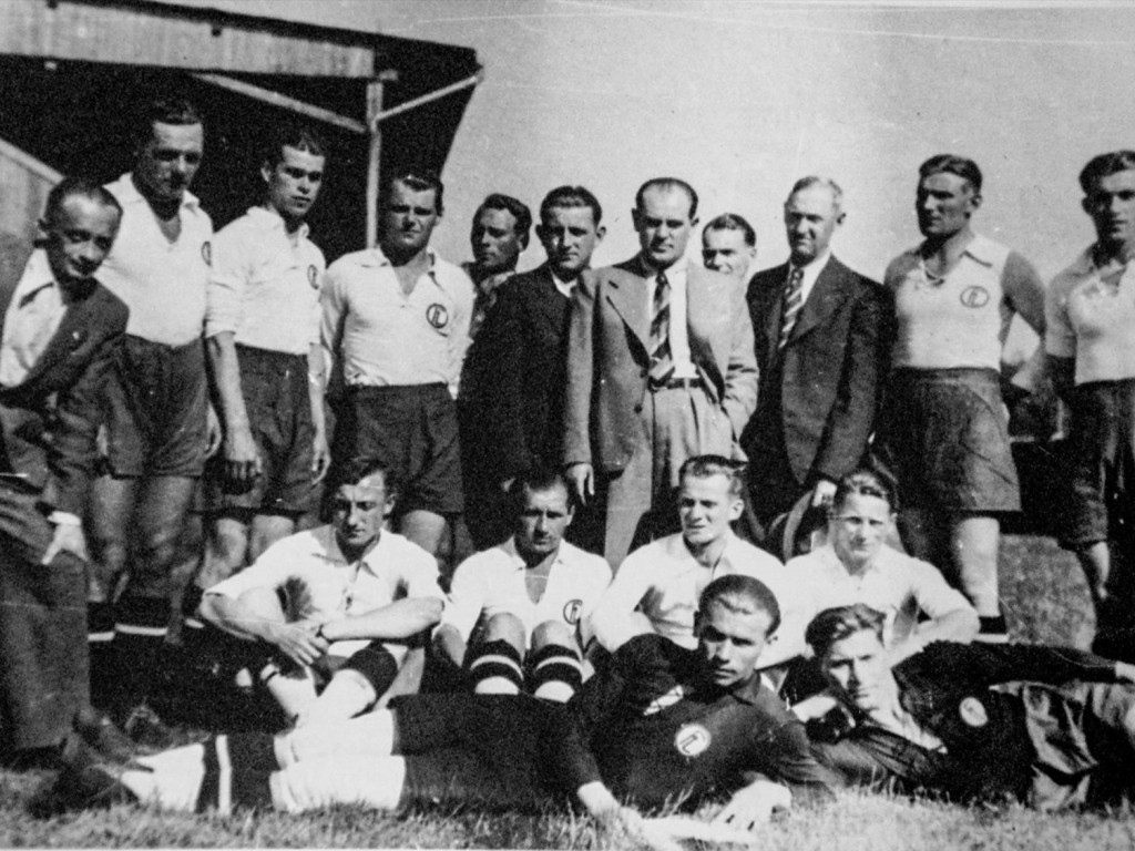Stadion Fabloku jak pole, które nie widziało rolnika