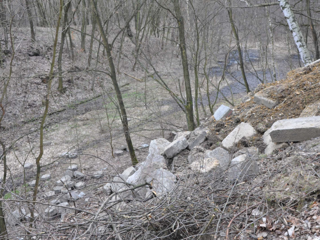 Odpady budowlane zwożone w rejon ul. Szybowej w Trzebini