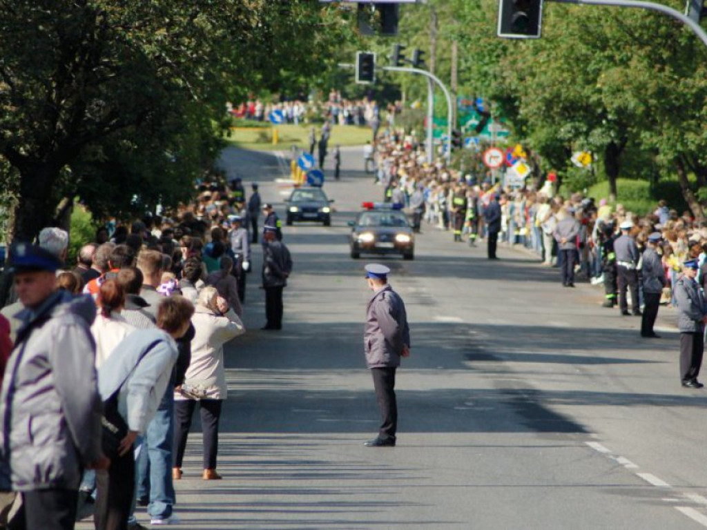 Przejazd papieża Benedykta XVI przez Chrzanów i Libąż 28.05.2006 r.