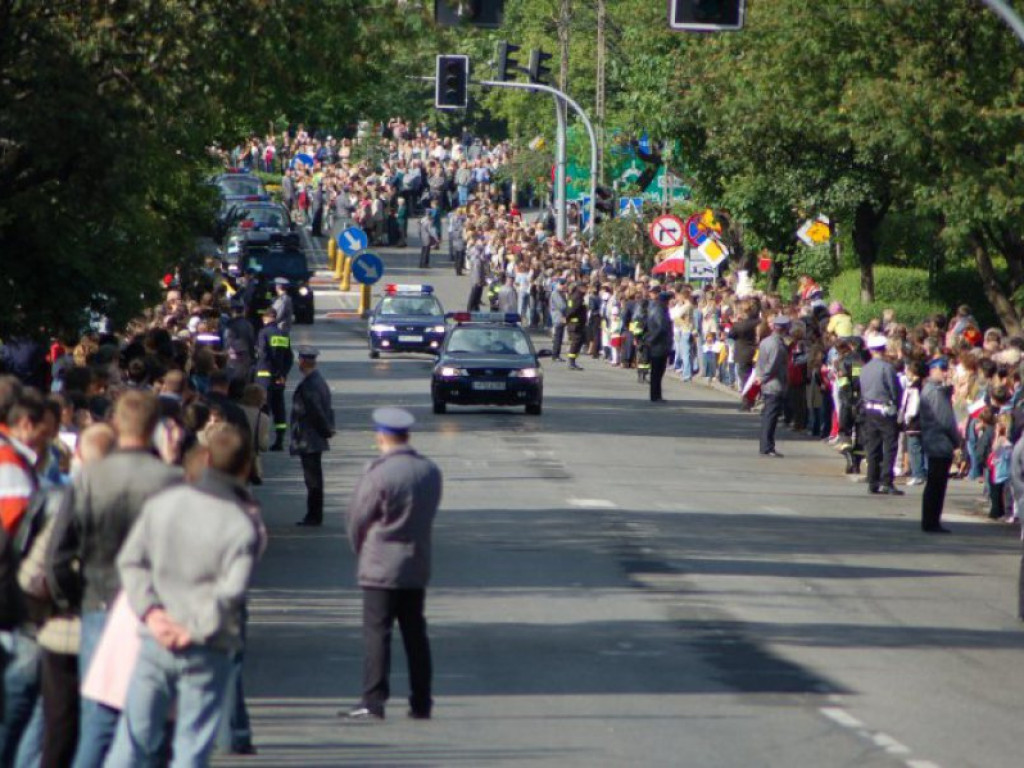 Przejazd papieża Benedykta XVI przez Chrzanów i Libąż 28.05.2006 r.