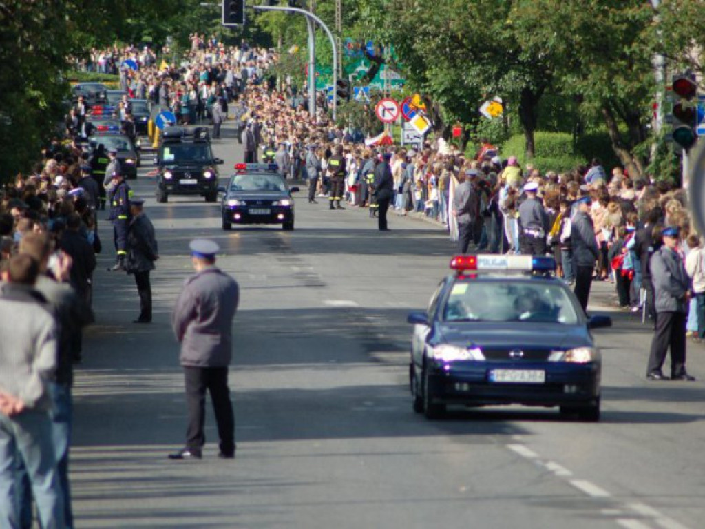 Przejazd papieża Benedykta XVI przez Chrzanów i Libąż 28.05.2006 r.