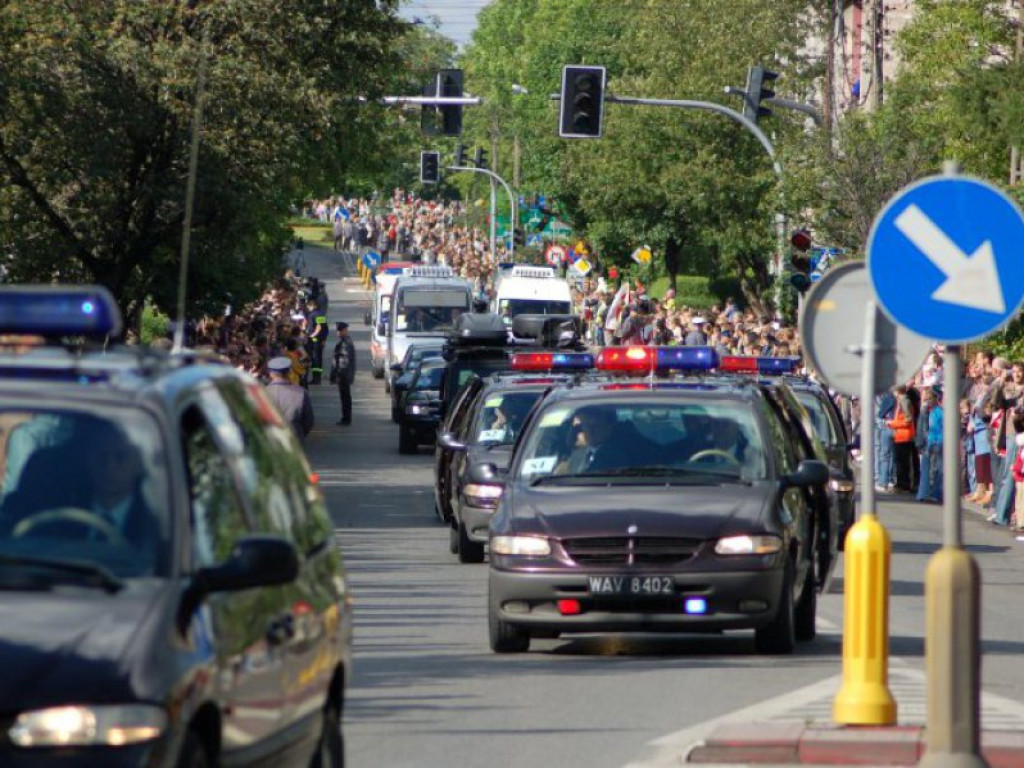 Przejazd papieża Benedykta XVI przez Chrzanów i Libąż 28.05.2006 r.