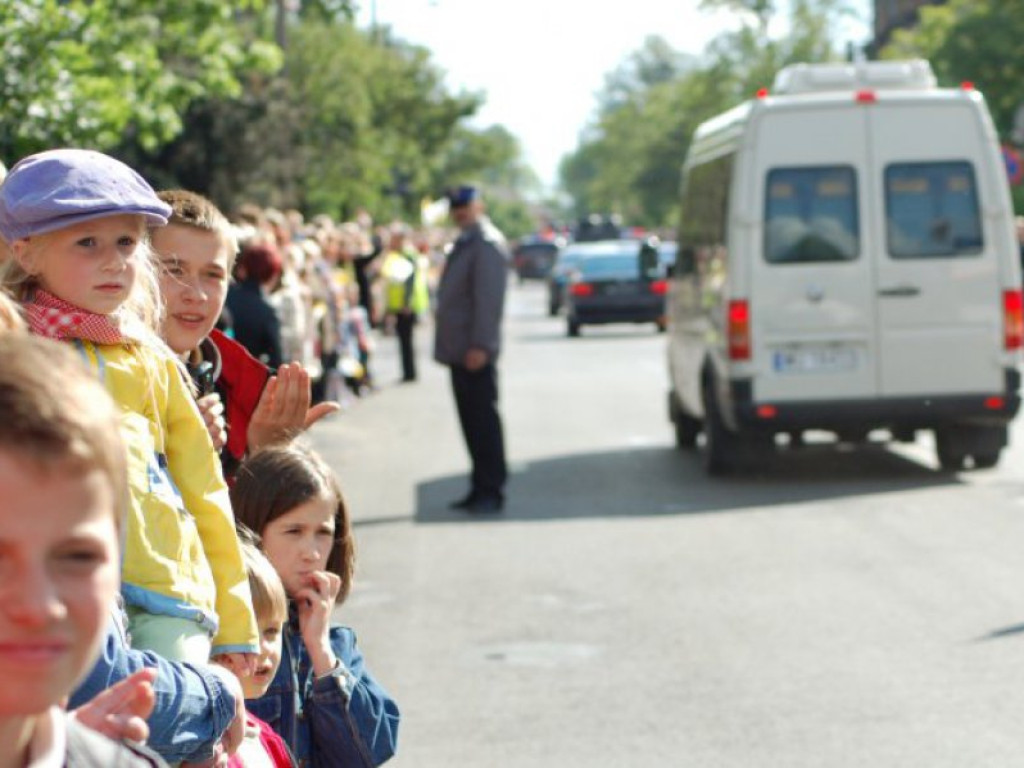 Przejazd papieża Benedykta XVI przez Chrzanów i Libąż 28.05.2006 r.