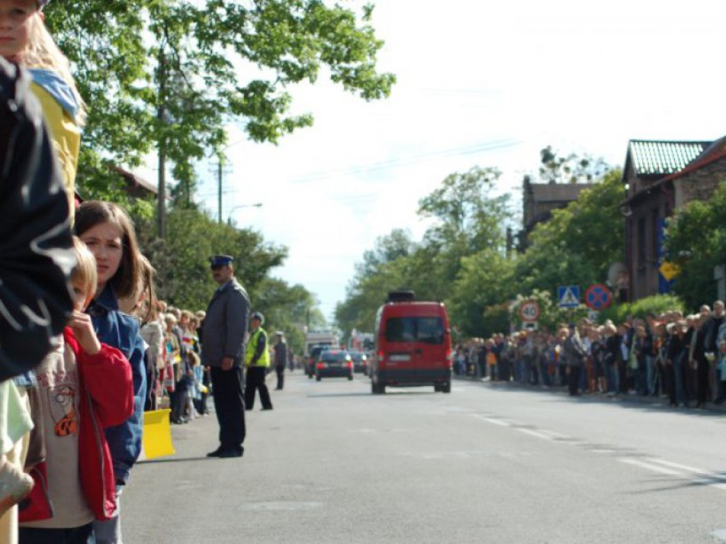 Przejazd papieża Benedykta XVI przez Chrzanów i Libąż 28.05.2006 r.