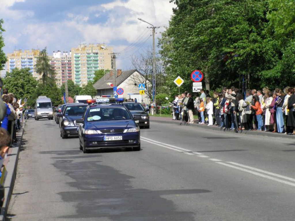 Przejazd papieża Benedykta XVI przez Chrzanów i Libąż 28.05.2006 r.