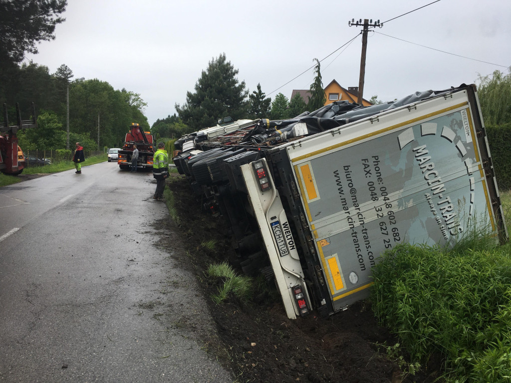 Tir przewrócił się do rowu w Pile Kościeleckiej - 30.05.2019 r.
