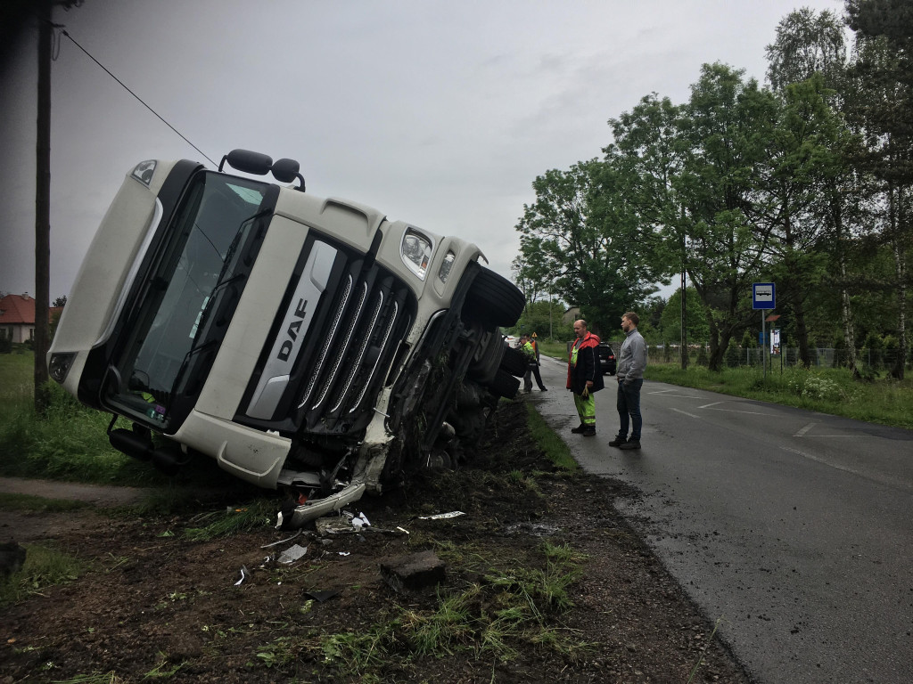 Tir przewrócił się do rowu w Pile Kościeleckiej - 30.05.2019 r.