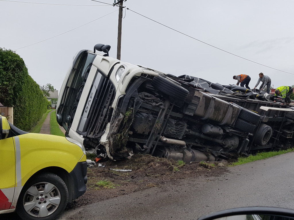 Tir przewrócił się do rowu w Pile Kościeleckiej - 30.05.2019 r.