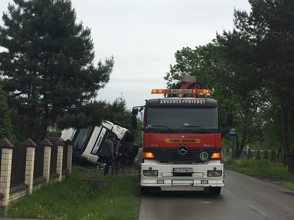 Tir przewrócił się do rowu w Pile Kościeleckiej - 30.05.2019 r.
