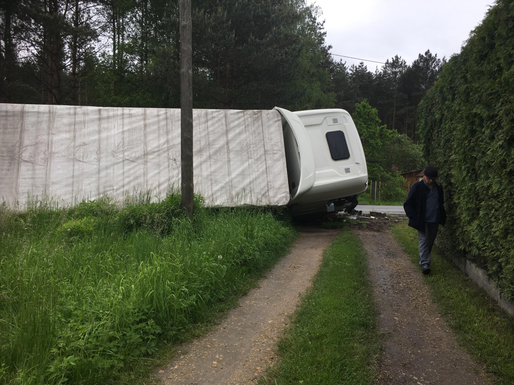 Tir przewrócił się do rowu w Pile Kościeleckiej - 30.05.2019 r.