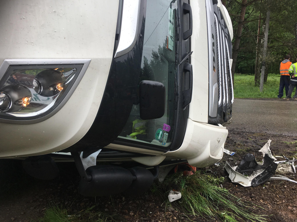 Tir przewrócił się do rowu w Pile Kościeleckiej - 30.05.2019 r.