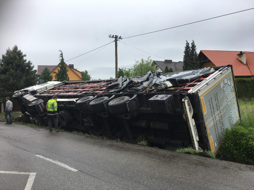 Tir przewrócił się do rowu w Pile Kościeleckiej - 30.05.2019 r.