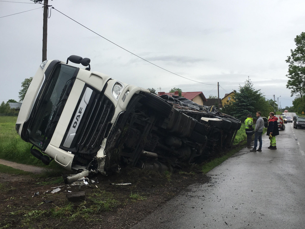 Tir przewrócił się do rowu w Pile Kościeleckiej - 30.05.2019 r.