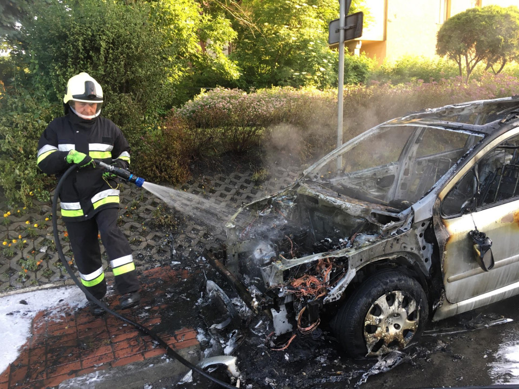 Peugeot zapalił się i spłonął doszczętnie