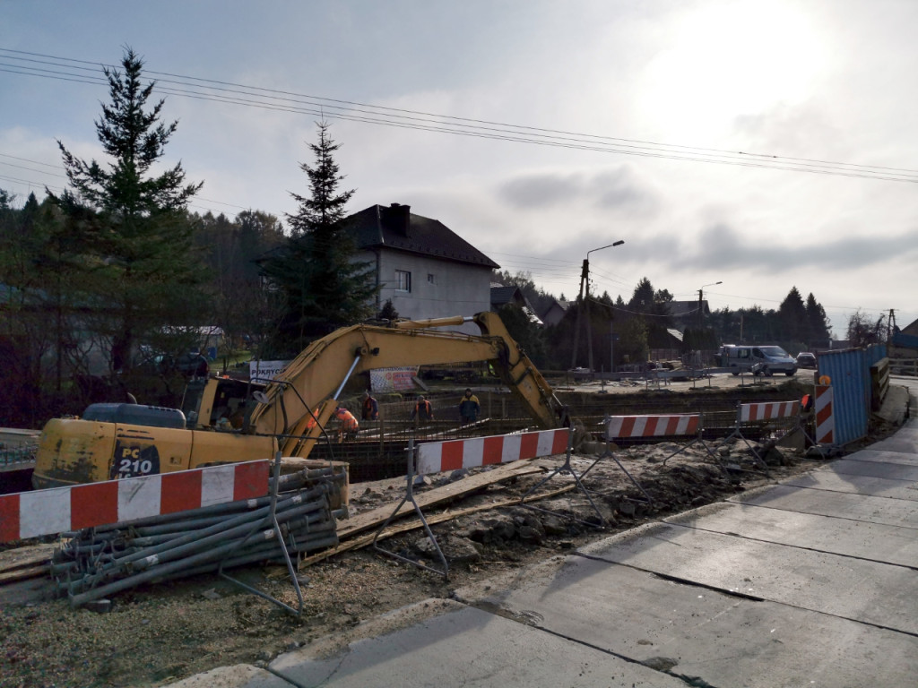 Budowa mostu nad potokiem Płazianka w Wygiełzowie