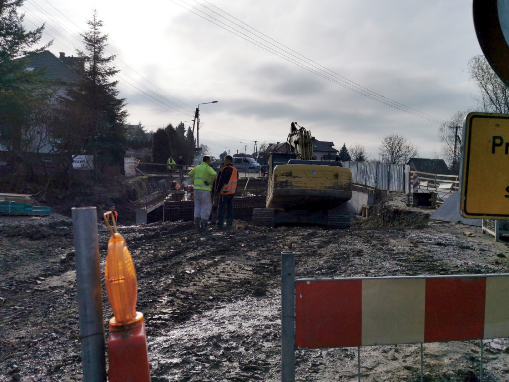 Budowa mostu nad potokiem Płazianka w Wygiełzowie
