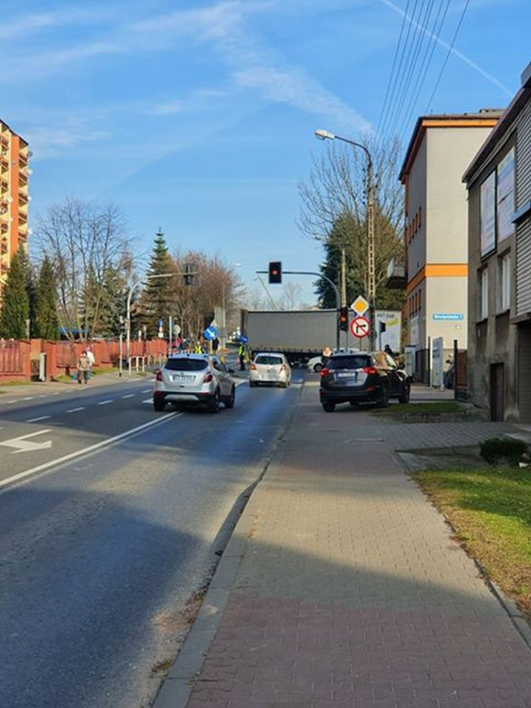 Ciężarówka najechała na sygnalizację świetlną w Chrzanowie - 27.11.2019 r.