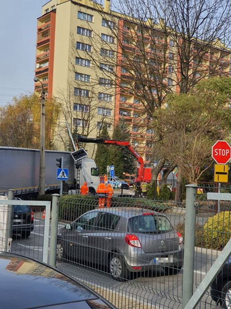 Ciężarówka najechała na sygnalizację świetlną w Chrzanowie - 27.11.2019 r.