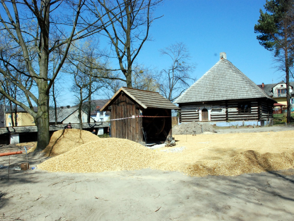 Prace na tzw. rynku małomiasteczkowym w skansenie w Wygiełzowie