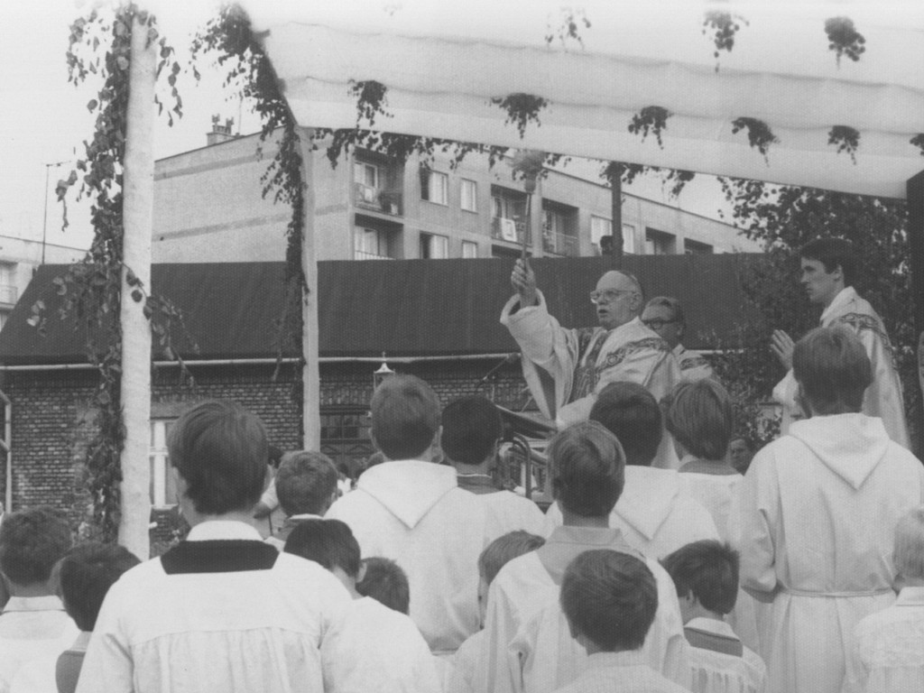 Procesja Bożego Ciała w Chrzanowie z początku lat 80.