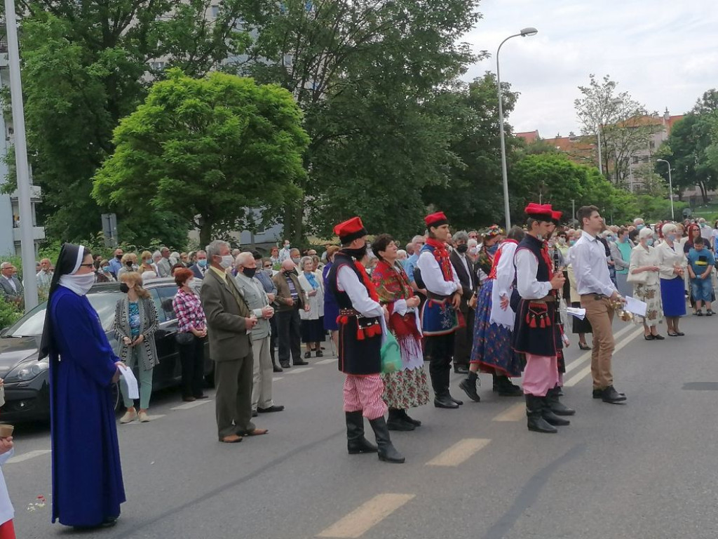 Procesja Bożego Ciała w parafii MB Różańcowej w Chrzanowie