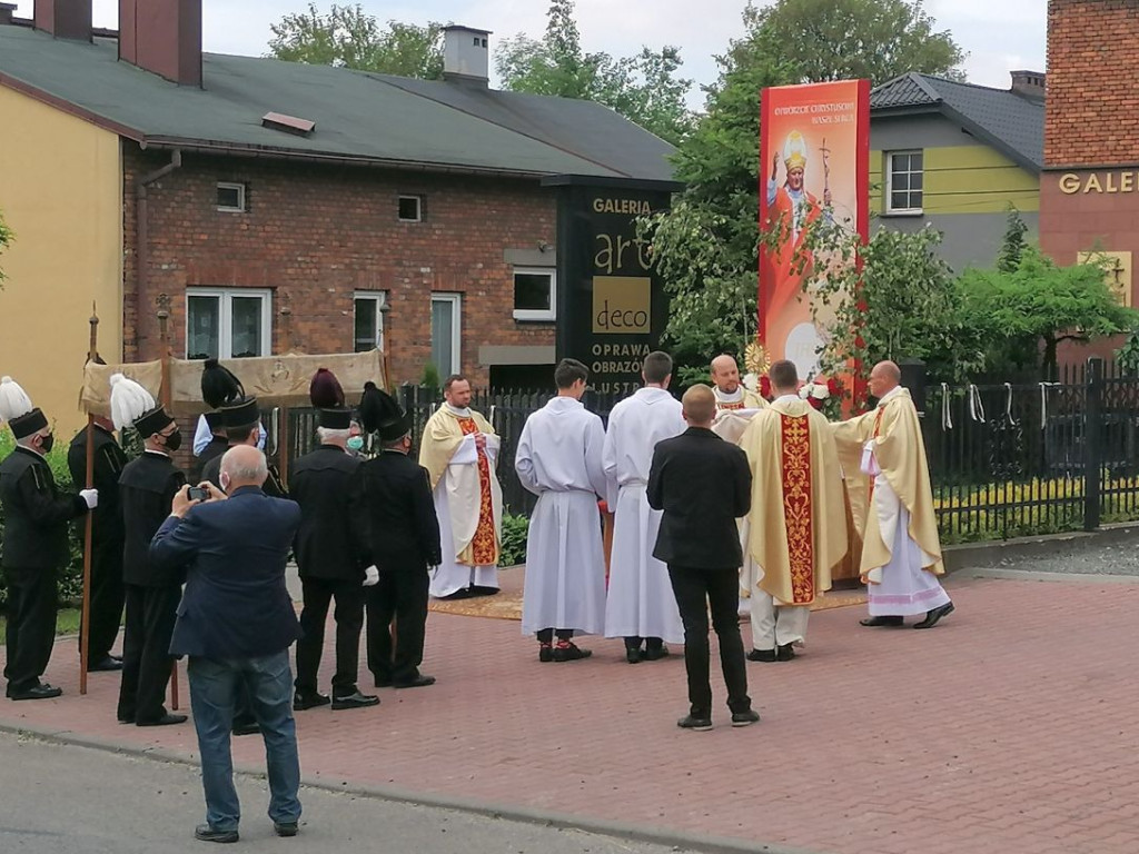 Procesja Bożego Ciała w parafii MB Różańcowej w Chrzanowie