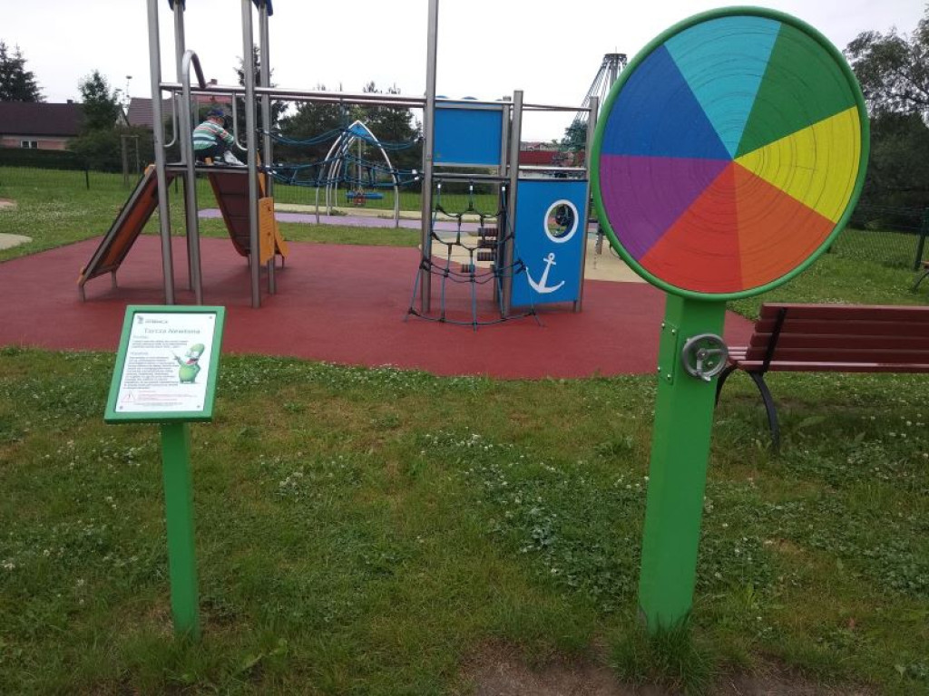 Plac zabaw w Kościelcu w Chrzanowie - nowy a już zniszczony