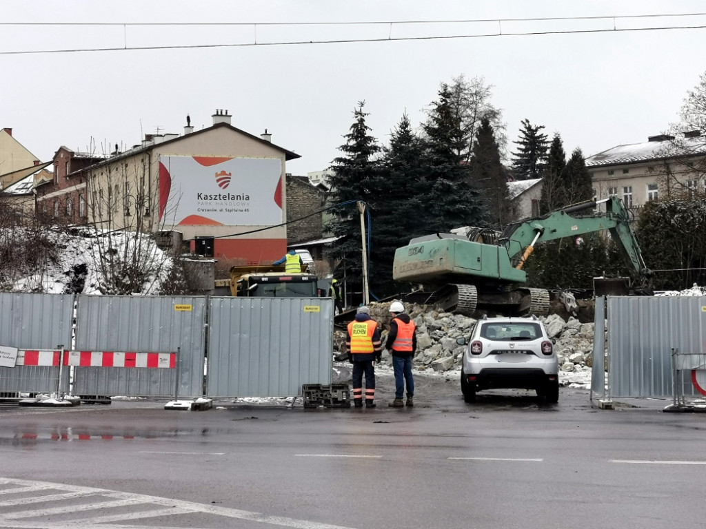 Zaczęło się wyburzanie wiaduktu na Krakowskiej w Chrzanowie