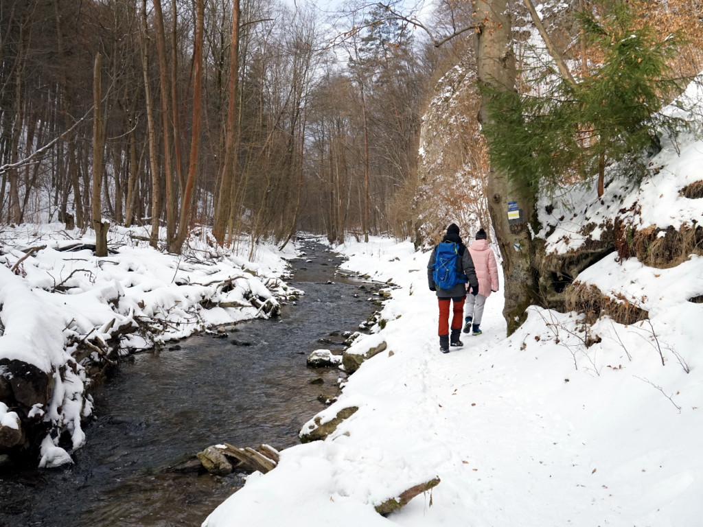 Niedzielny spacer w Dolinie Racławki w gminie Krzeszowice