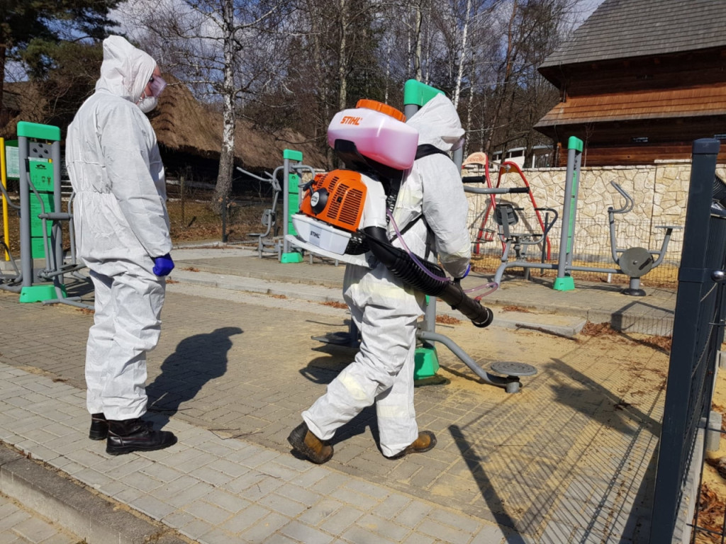 Strażacy dezynfekują place zabaw i przystanki7.03.2021