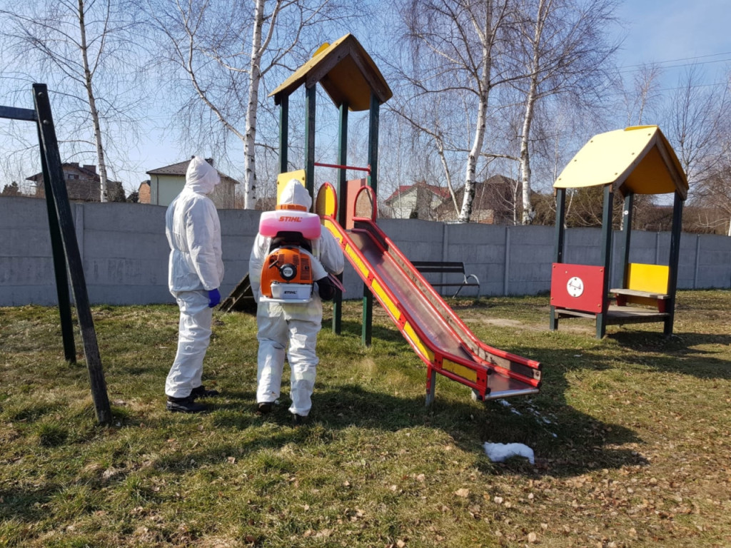 Strażacy dezynfekują place zabaw i przystanki7.03.2021