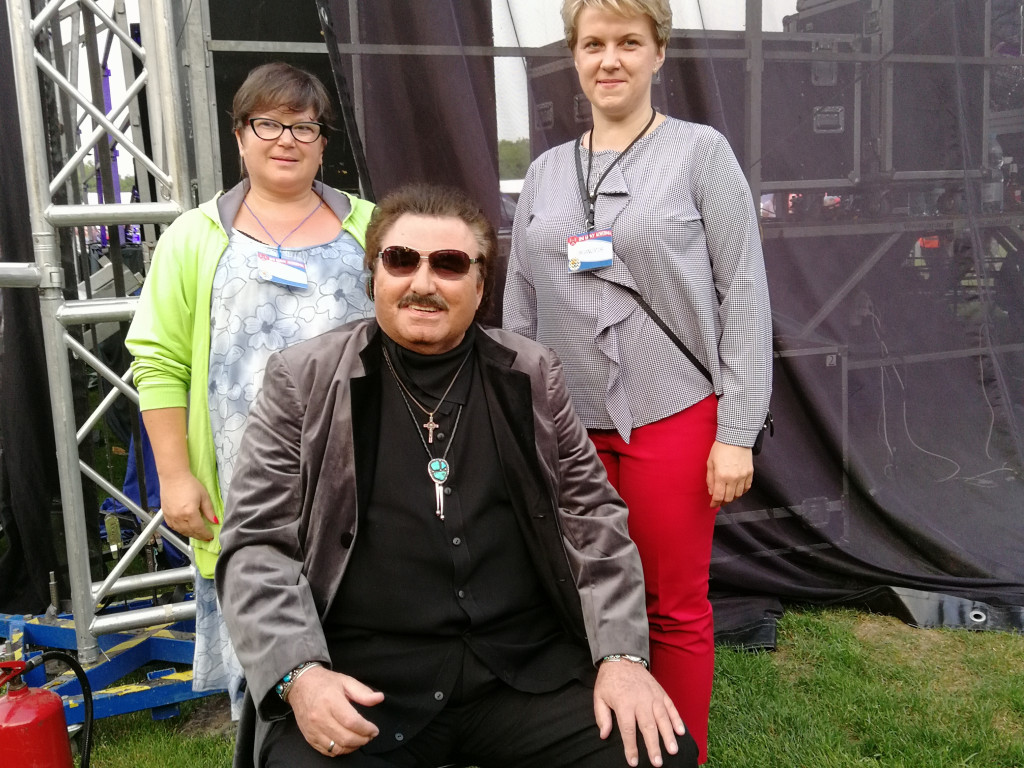 Krzysztof Krawczyk i jego fani. Alwernia, czerwiec  2019