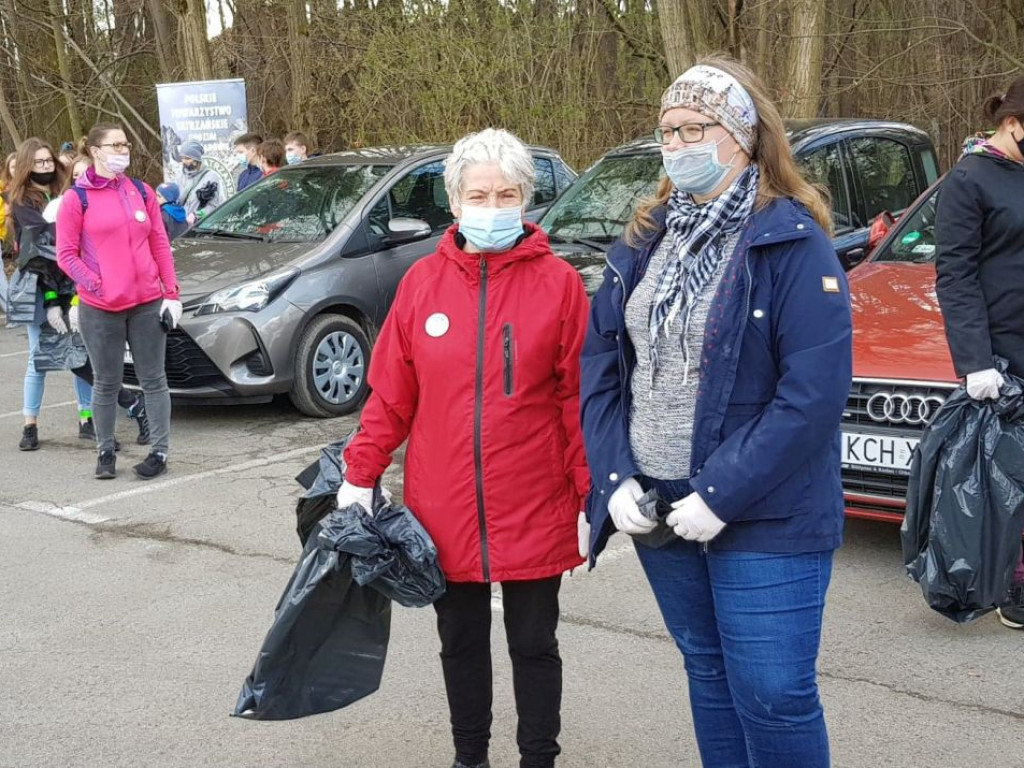 Sprzątanie lasu z PTT Chrzanów